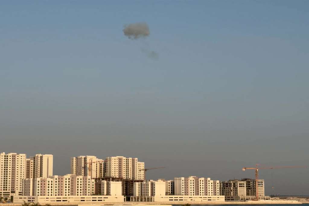 Captura de pantalla de un video que muestra humo en el cielo del norte de Baréin tras ataques iraníes con drones y misiles.