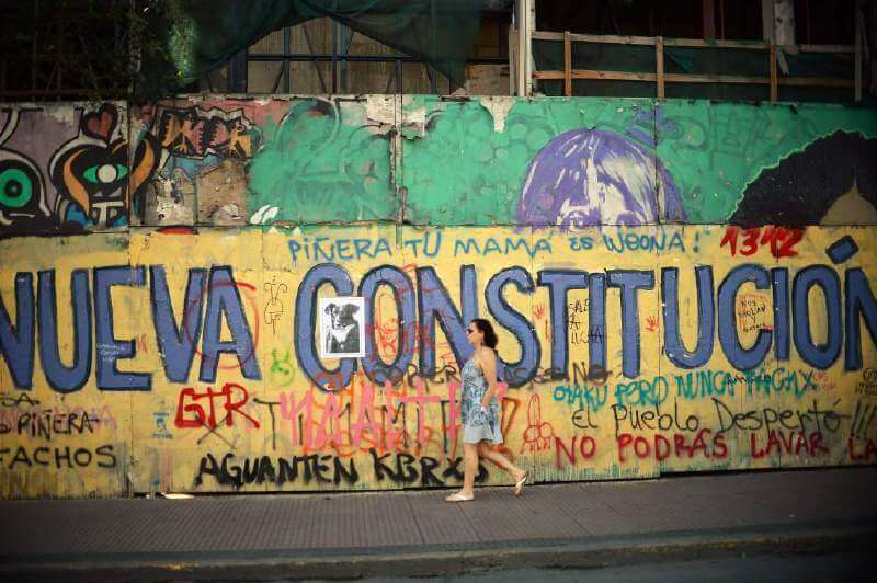 Durante la jornada de protesta del lunes en Santiago de Chile aumentaron los reclamos para adelantar una reforma constitucional. / EFE