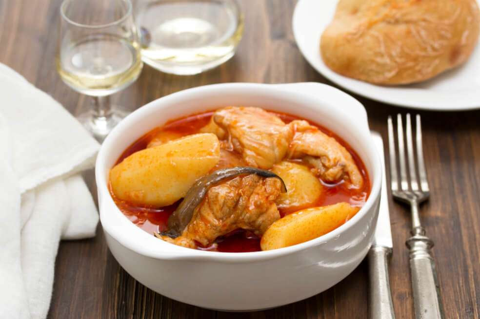 Pescado guisado con salsa roja  / Getty Images