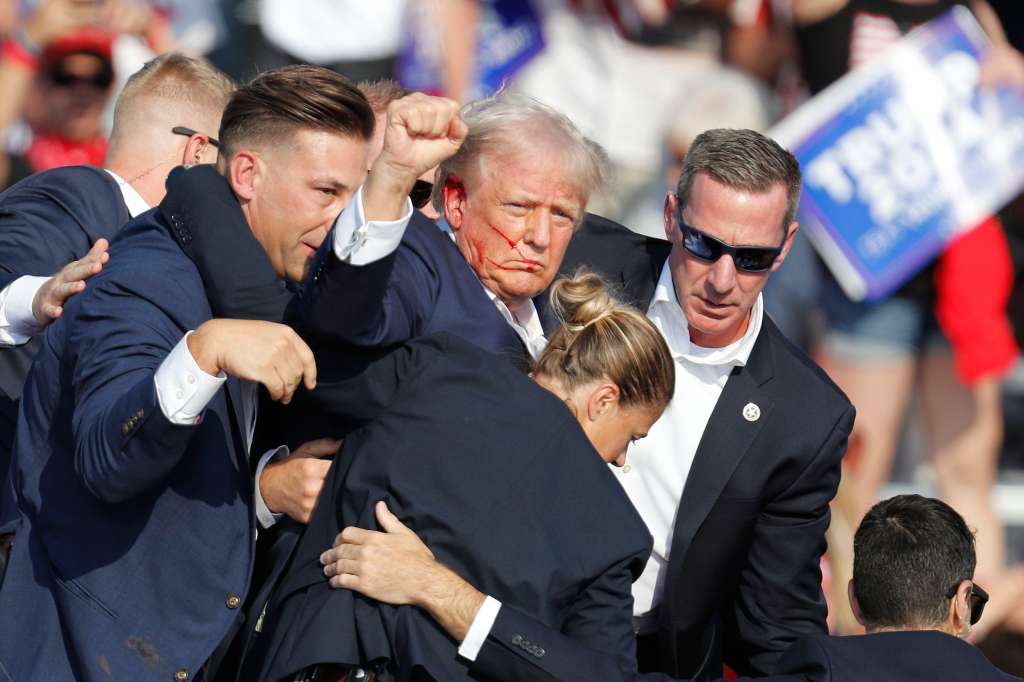 Butler (United States), 13/07/2024.- Former US President Donald Trump is rushed off stage by secret service after an incident during a campaign rally at the Butler Farm Show Inc. in Butler, Pennsylvania, USA, 13 July 2024. Former US President Donald Trump stated on social media that a bullet pierced the upper part of his right ear and that a person attending the rally was killed, another was injured and that the alleged shooter was dead. EFE/EPA/DAVID MAXWELL