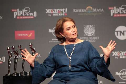 Adriana Barraza y Daniela Vega reciben los primeros premios de los Platino 2018