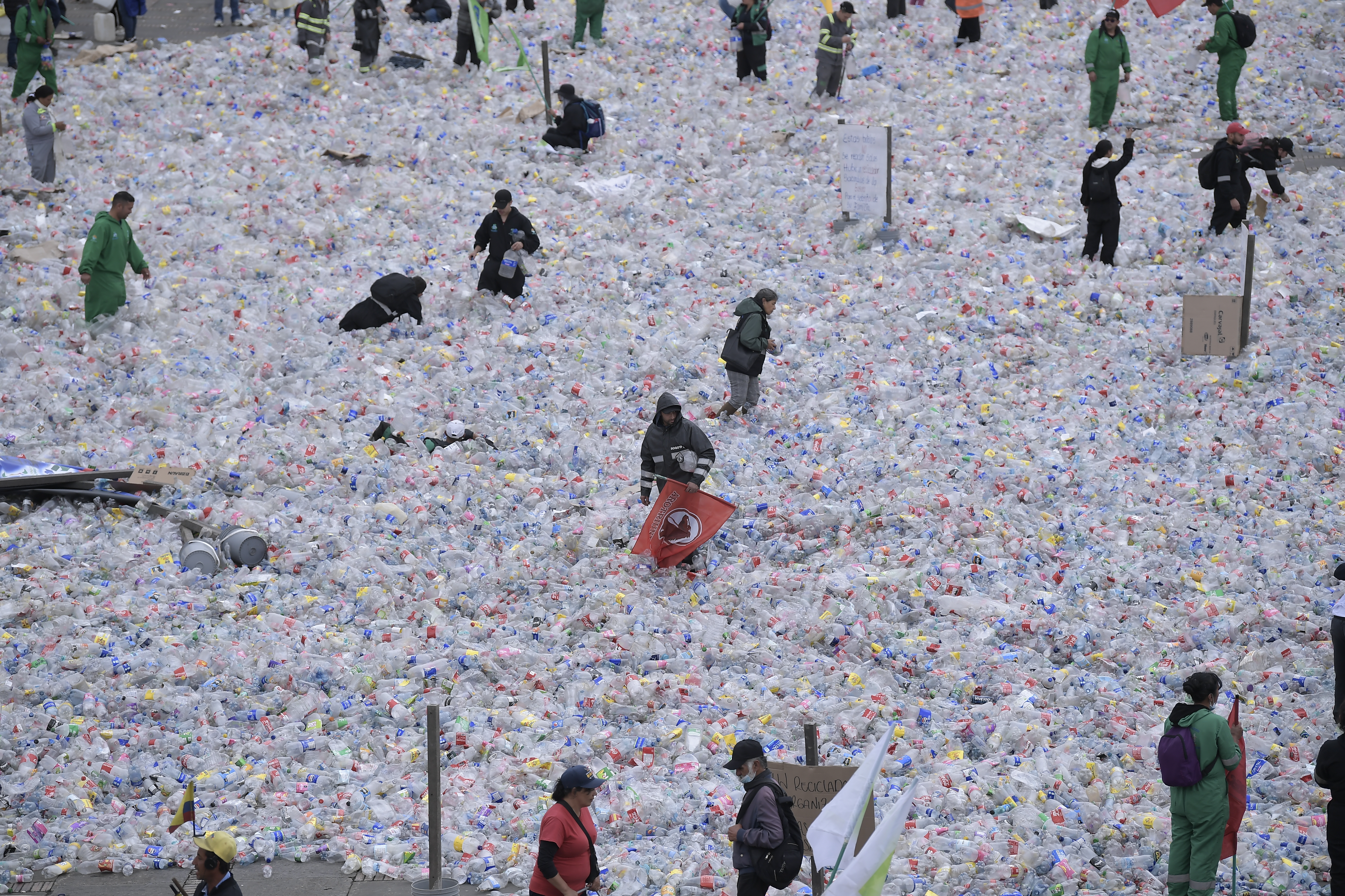 Con 9 toneladas de basura plástica "PET" regadas en la Plaza de Bolívar, miembros de la Asociación Nacional de Recicladores de Colombia llegaron en la mañana de este lunes para realizar una protesta simbólica para denunciar,  lo que aseguran son pagos injustos por este material que se ha reducido en al menos un 50 %.