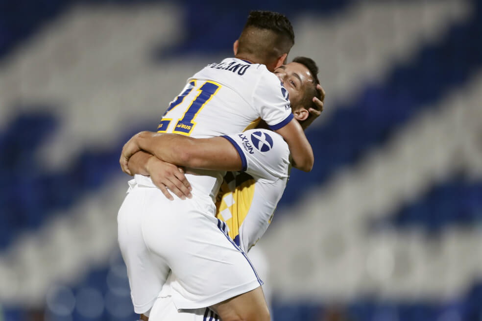 El colombiano Jorman Campuzano (der.) celebra su primer gol oficial con Boca Juniors. / @BocaJrsOficial