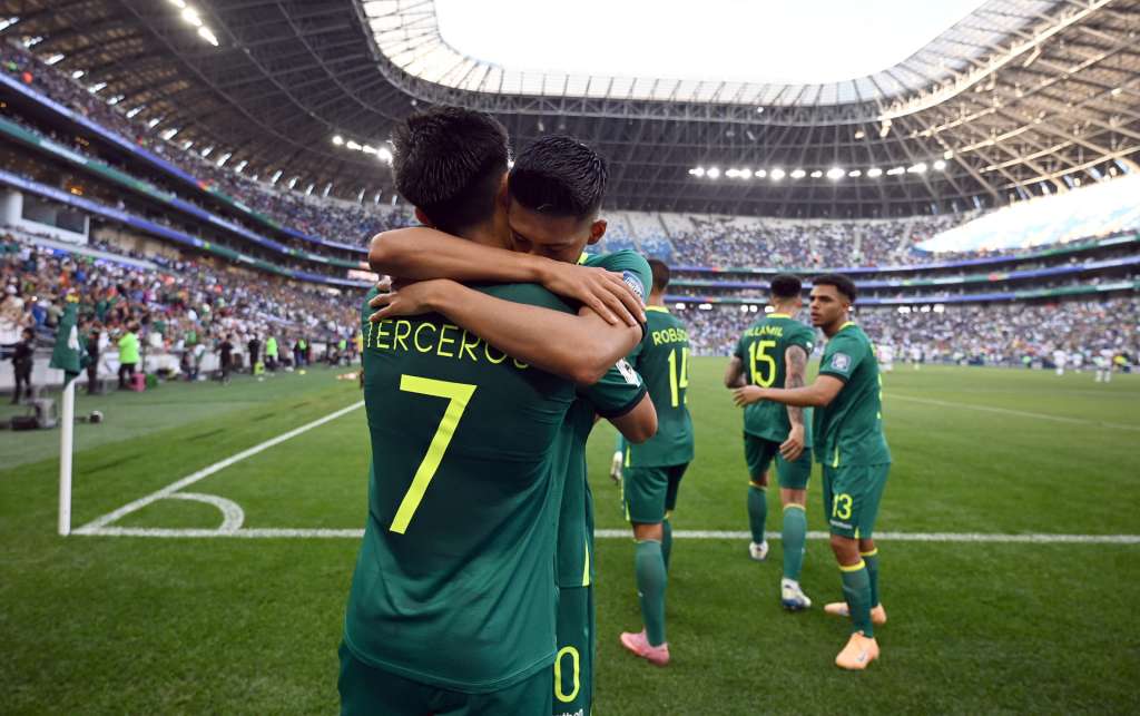 AME7965. GUADALUPE (MÉXICO), 26/03/2026.- Miguel Terceros (i) de Bolivia festeja un gol este jueves, en un partido de repechaje para la Copa Mundial 2026 entre Bolivia y Surinam en el estadio BBVA en Guadalupe (México). EFE/ Miguel Sierra