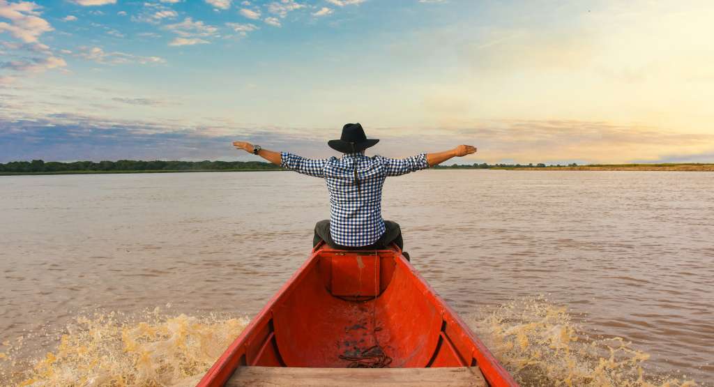 Los amaneceres y atardeceres coloridos del Llano acompañarán un viaje de conexión con la naturaleza y aprendizaje, este es uno de ellos, en el Río Meta, en Orocué.