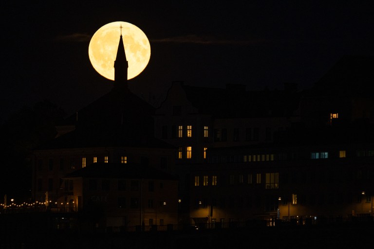 Esta fotografía muestra una superluna azul saliendo detrás de Sodermalm, en Estocolmo. (Jonathan NACKSTRAND / AFP)