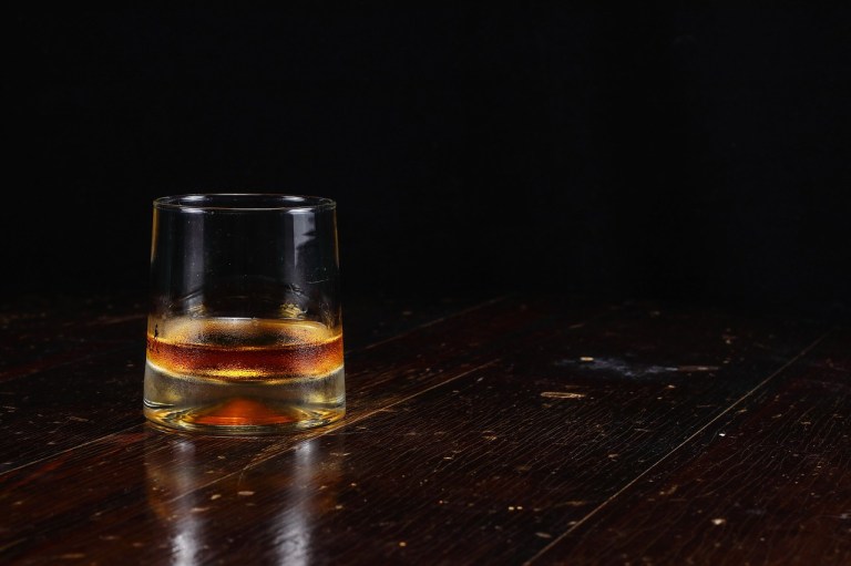 ¿El whisky es el licor que menos hace daño? Un reconocido médico responde