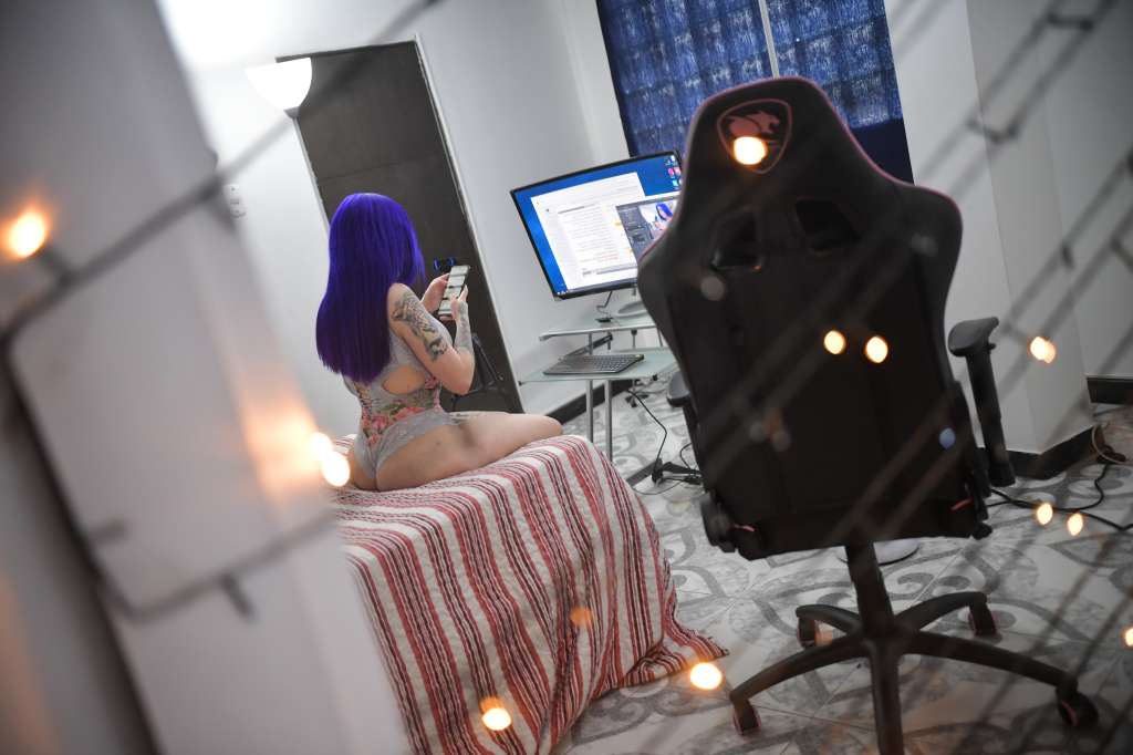 Modelo webcam bogotana que trabaja en su estudio durante el coronavirus covid - 19