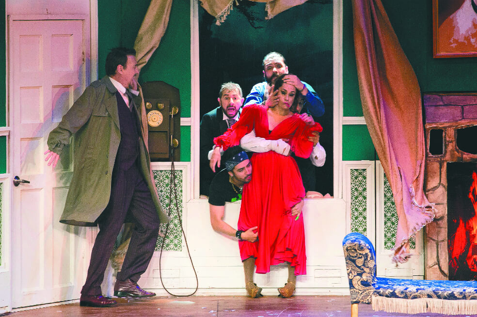 “La obra que sale mal”, una comedia desenfrenada que narra la historia de una compañía de teatro amateur que decide estrenar una obra de suspenso, pero antes y durante la obra todo lo que puede salir mal sale mal y cada vez peor. / Cortesía Teatro Nacional