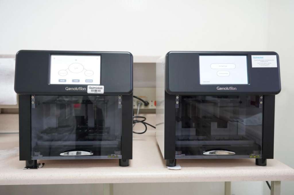 Estos son los robots que facilitan el proceso de procesamiento de las pruebas.