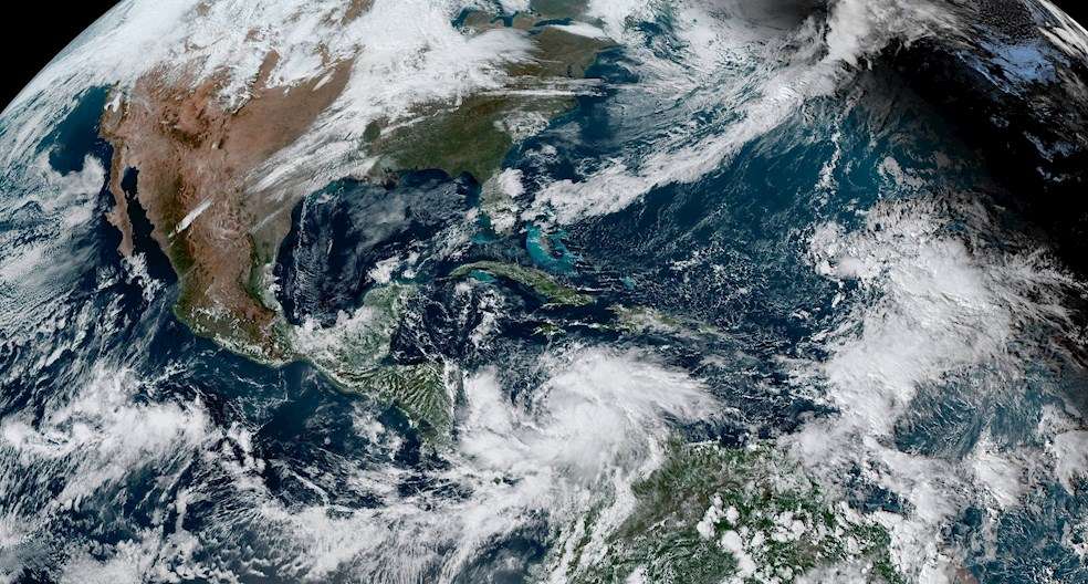 El Centro Nacional de Huracanes (CNH) de Estados Unidos informó que las fuertes lluvias provocadas por el huracán Iota podrían causar inundaciones repentinas y crecidas de ríos en Centroamérica y el norte de Colombia. "En la trayectoria pronosticada, Iota se moverá a través del suroeste del mar Caribe hoy (domingo), pasando cerca o sobre Isla de Providencia (Colombia) el lunes y se aproximará a las costas de Nicaragua y el noreste de Honduras el lunes en la noche".