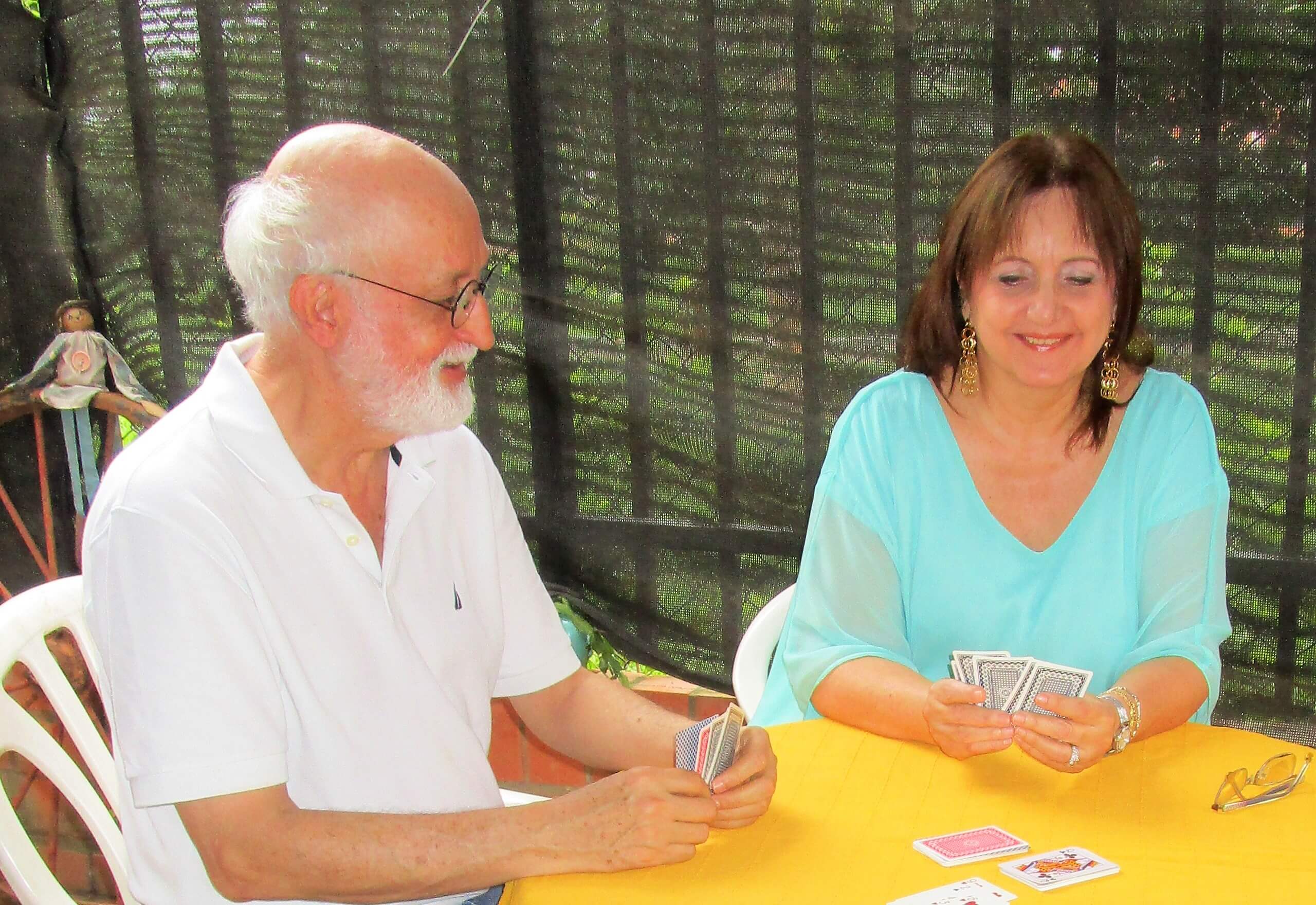El poeta caleño Armando Ibarra Racine con Clara Schoenborn, autora de la presente entrevista y de la serie Poetas jugando naipes. / Cortesía