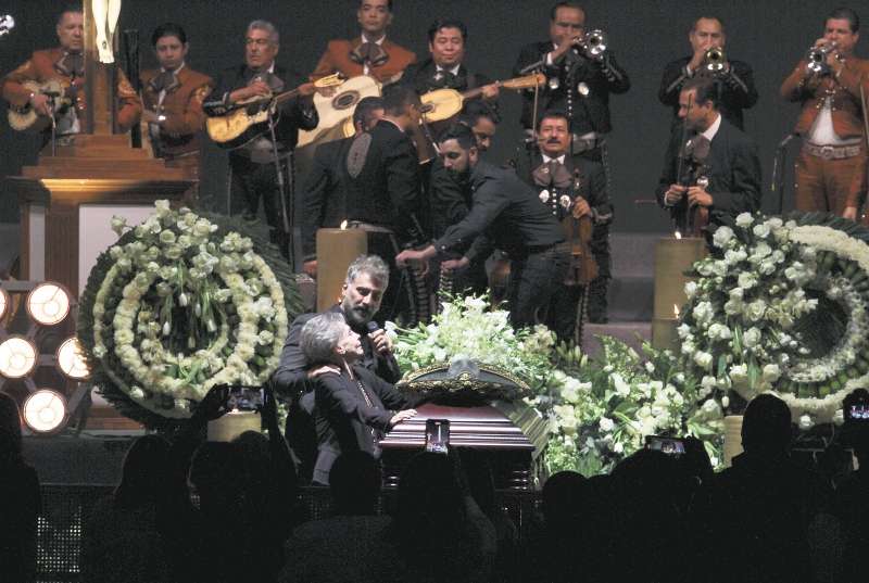 Alejandro Fernández y María del Refugio Abarca, esposa, despiden a Vicente Fernández. / AP