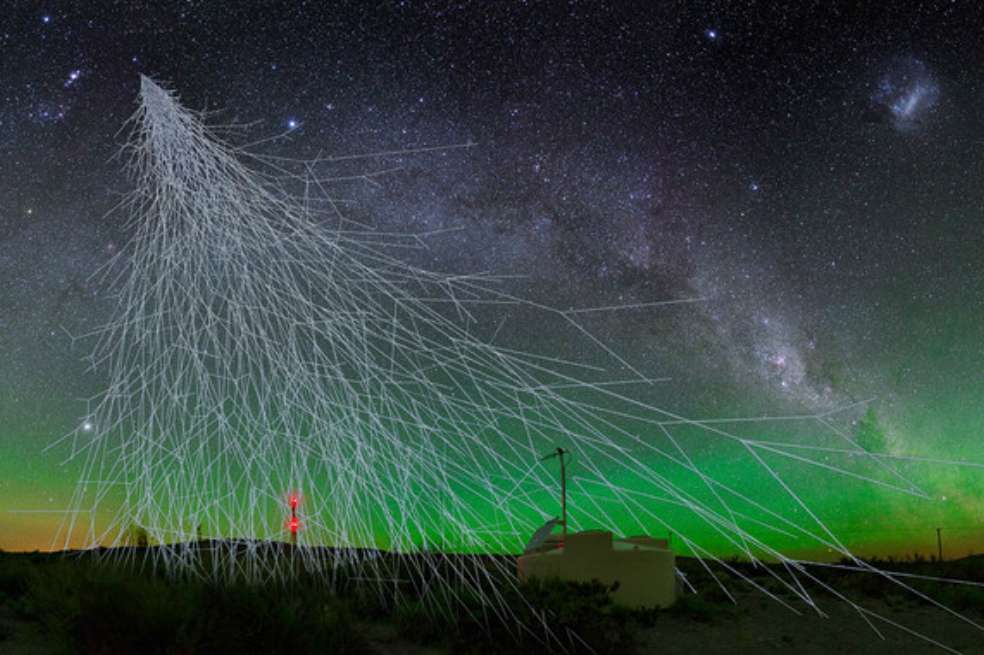 Representación artística de una lluvia de rayos cósmicos con un detector Cherenkov de agua del Observatorio Pierre Auger en el oeste de Argentina. / A. Chantelauze, S. Saffi, L. Bret, Observatorio Pierre Auger