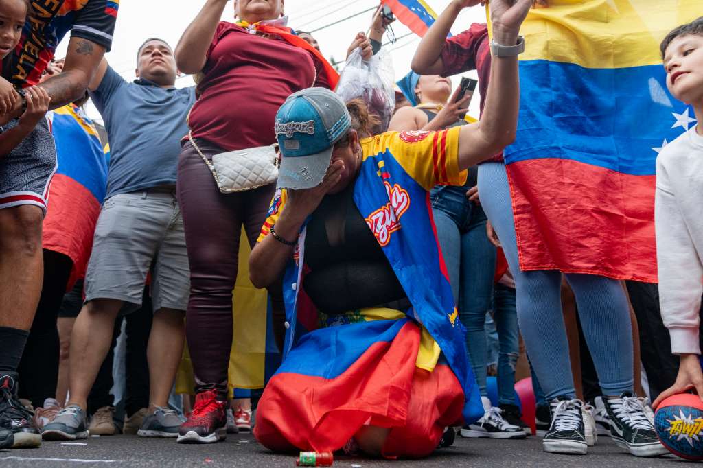 AME5950. NUEVA YORK (ESTADOS UNIDOS), 28/07/2024.- Ciudadanos venezolanos se reúnen a la espera de los resultados de las elecciones presidenciales en su país, este domingo en Queens, en Nueva York (Estados Unidos). EFE/ Angel Colmenares