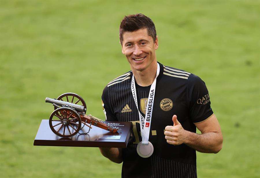 El delantero polaco volvió a anotar y superó el récord de Gerd Müller .