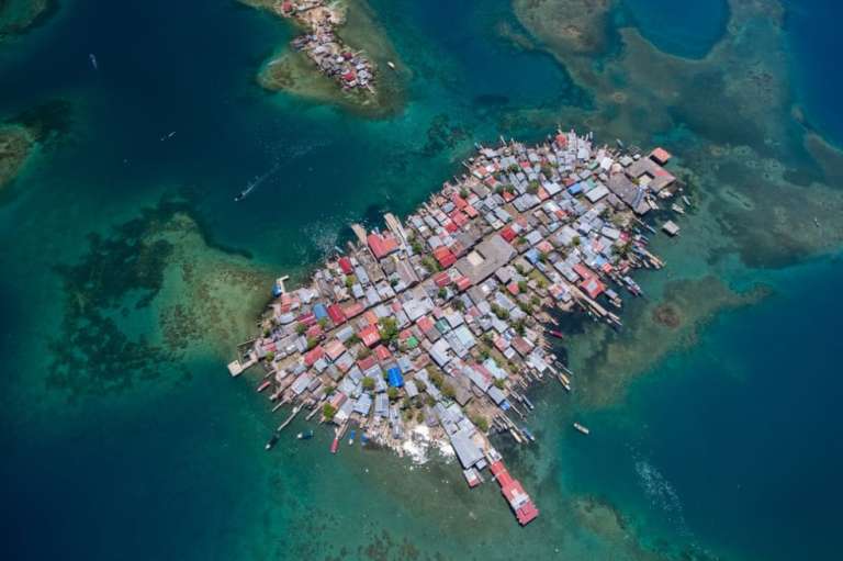Fotógrafo de conservación marina del año 2021: esta vista aérea de una isla llena de gente en Guna Yala fue tomada por Karim Iliya, de Estados Unidos.