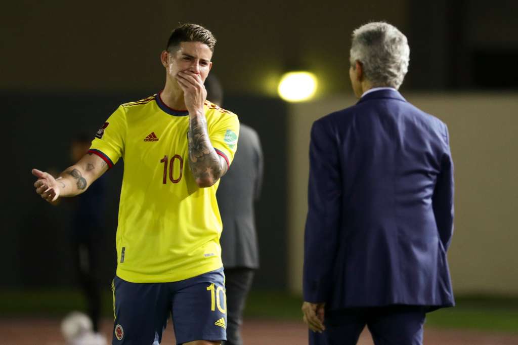 AMDEP8526. PUERTO ORDAZ (VENEZUELA), 29/03/2022.- James Rodríguez (i) de Colombia habla con su entrenador Reinaldo Rueda hoy, durante un partido de las eliminatorias sudamericanas para el Mundial de Catar 2022 entre Venezuela y Colombia, en el estadio Cachamay en Puerto Ordaz (Venezuela). EFE/Rayner Peña