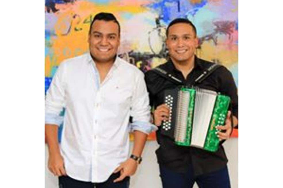 Retomando los sonidos del vallenato clásico romántico, con letra profunda, llegan Los Hermanos Mindiola para lanzar su sencillo "Metida en mi mente", Que incorpora ritmos más clásicos.
"Metida en mi mente" copará ese espacio que recientemente han abandonado algunos cantantes de vallenato por dedicarse a otros ritmos; sin embargo, Los Hermanos Mindiola, están convencidos que esta canción será del gusto no solo de los amantes del vallenato clásico, sino también, de todos aquellos a los que les gusta el romance y las letras con poesía.
"Los Hermanos Mindiola" están trabajando desde Bogotá, en donde cada fin de semana, son llamados a participar en diferentes eventos de la capital y desde donde viajan a otros países.
Una de las voces es José Calixto, más conocido como El Cali Mindiola. Este joven se ha preparado en la música, primero inició en la Universidad el Bosque y luego pasó a estudiar producción musical y canto. Ha compartido con personalidades como Fredy Lafont, fundador de “Vocal Sampling”, de quienes ha aprendido técnica vocal.
Por otro lado, encontramos a Juan Felipe, Pipe Mindiola, quien ha participado en eventos como “El Festival Vallenato”. Para este artista, el vallenato lo interpreta de forma tradicional y también ha interpretado el género con otros ritmos musicales.
“El Grupo Mindiola” ha estado presente en diversos festivales del país, como el cierre del “Festival de Música Internacional de Cartagena”, “La feria de las flores de Medellín” y “El mundial del coleo en Villavicencio”.