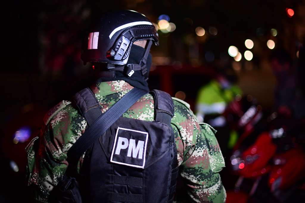 Militares en las calles de Bogotá ubicados en Puestos de control para retenes nocturnos en zonas de la capital