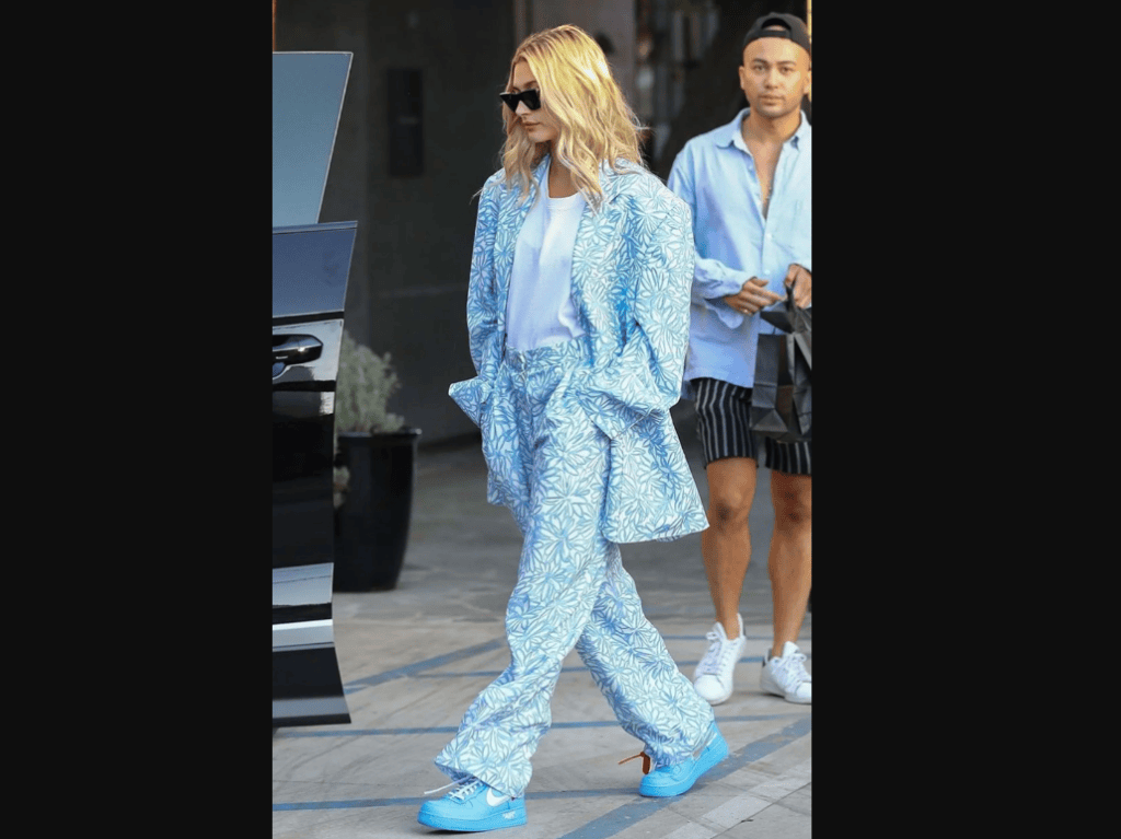 Hailey Bieber en sus pantalones print nos da un ejemplo de inspiración.