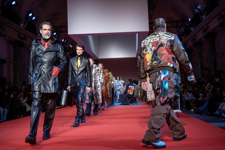 Tendencias de moda masculina: prendas amplias, cuero y color