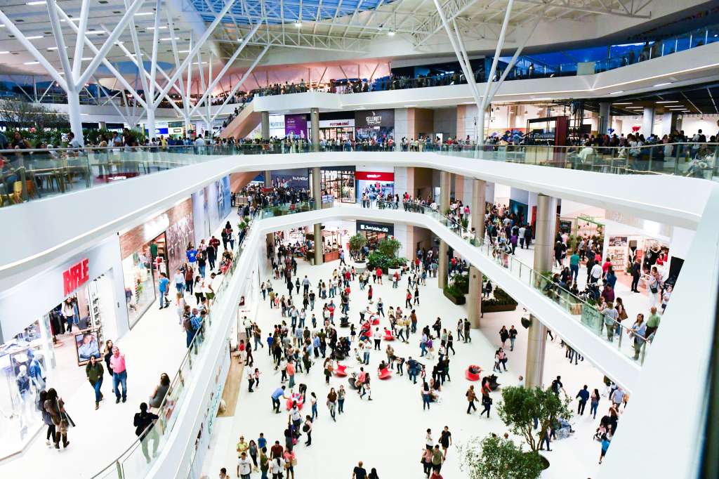 El modelo de negocio que implementa Viva Envigado es el de operación y administración, por lo que le arrienda sus espacios a las marcas que quieran estar en el centro comercial. Y cobra una comisión sobre las ventas de algunos de establecimientos. Se trata de una nueva tendencia mundial que asegura que el centro comercial se mantenga dinámico y renovado, pues al haber un solo propietario es más fácil tomar decisiones que en el modelo de copropietarios.
