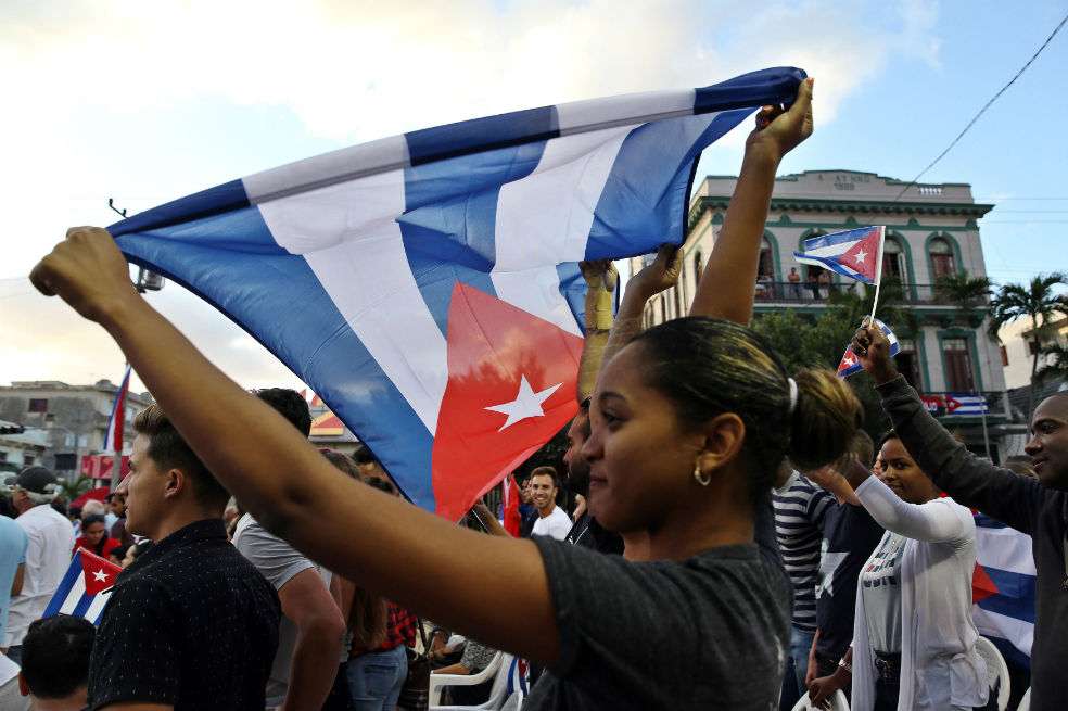 Decenas de personas participaron este lunes 16 de abril de 2018 en un acto para conmemorar el 57 aniversario de la proclamación del carácter socialista de la revolución cubana por el fallecido líder Fidel Castro, en La Habana, Cuba. / EFE