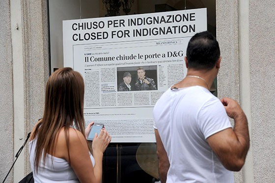 MIL01 MILÁN (ITALIA) .- Un cartel que reza "cerrado por indignación" cuelga de la entrada de la tienda de Dolce Gabbana, cerrada temporalmente, en Milán (Italia), hoy, viernes 19 de julio de 2013. La dirección de la marca de moda ha decidido cerrar varias tiendas tras la condena dictada el pasado 19 de junio por el Tribunal de Milán contra los diseñadores italianos a un año y ocho meses de prisión por evasión fiscal. EFE/Daniele Mascolo