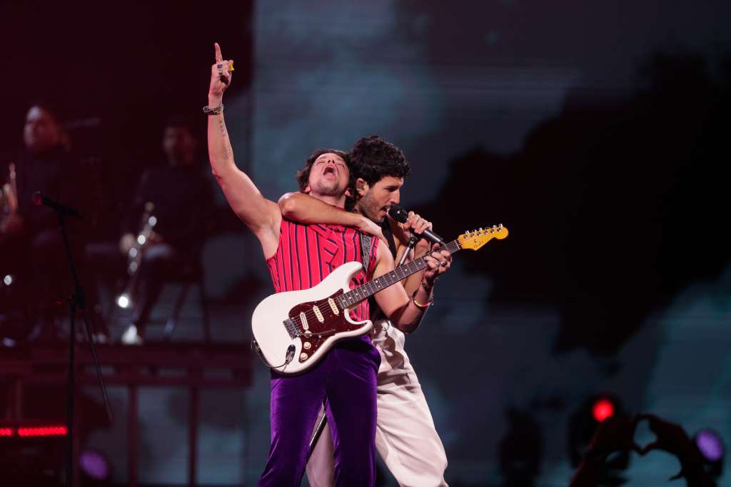 VIÑA DEL MAR (CHILE), 01/03/2025.- El cantante colombiano Sebastián Yatra actúa con el cantante venezolano Lasso, este sábado, durante el 64º Festival Internacional de la Canción de Viña del Mar, en Viña del Mar (Chile). EFE/ ADRIANA THOMASA
