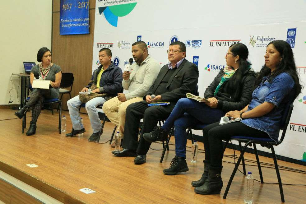 De izquierda a derecha: Gloria Castrillón, Ricardo Manzano, Yorgi Cortés Taicus, Hoover Meléndez, Amanda Martínez y Silvia Gómez Nariño. / El Espectador.