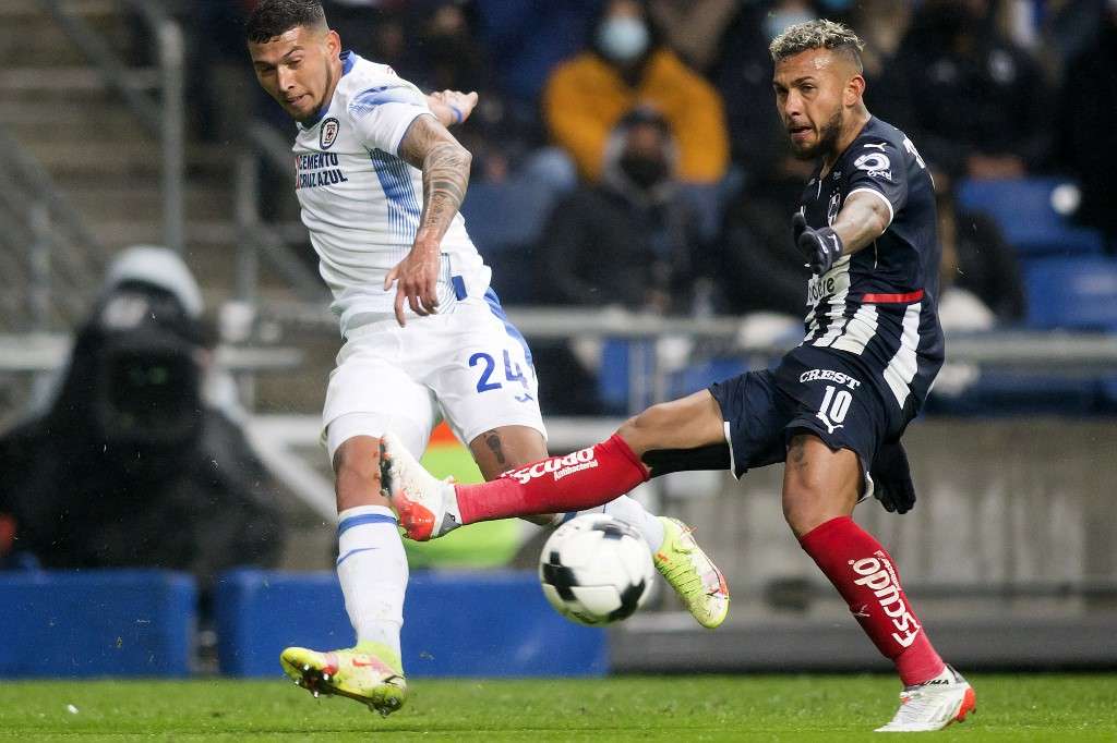 Duván Vergara (der.) durante el partido ante Cruz Azul en el que se lesionó.