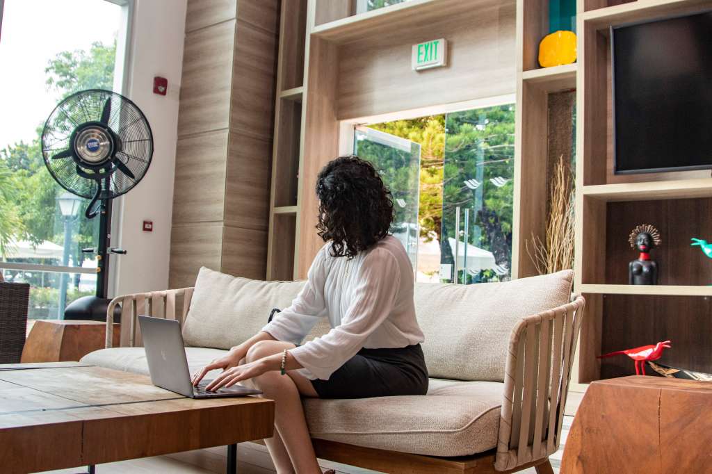 Actualmente, las personas pueden realizar sus actividades laborales de manera virtual en, prácticamente, cualquier lugar.