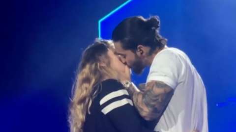 Video: los apasionados besos de Maluma con sus fans desatan críticas en redes