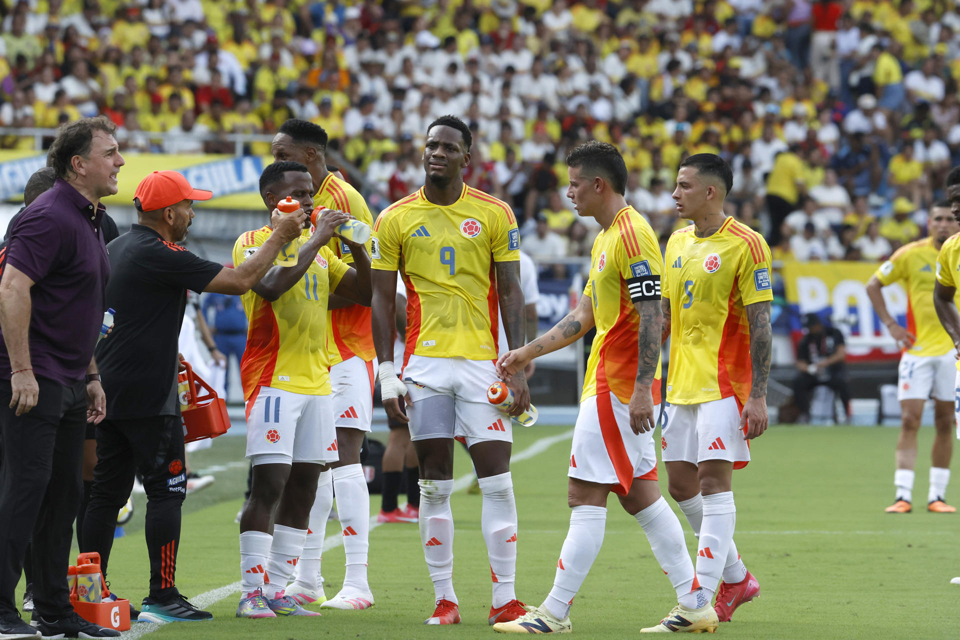 . BARRANQUILLA (COLOMBIA), 06/06/2025.- Jugadores de Colombia se hidratan este viernes, en un partido por las eliminatorias sudamericanas para el Mundial 2026 entre las selecciones de Colombia y Perú en el estadio Metropolitano en Barranquilla (Colombia). EFE/Mauricio Dueñas Castañeda