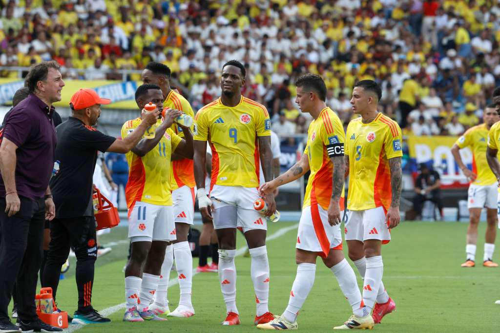 . BARRANQUILLA (COLOMBIA), 06/06/2025.- Jugadores de Colombia se hidratan este viernes, en un partido por las eliminatorias sudamericanas para el Mundial 2026 entre las selecciones de Colombia y Perú en el estadio Metropolitano en Barranquilla (Colombia). EFE/Mauricio Dueñas Castañeda