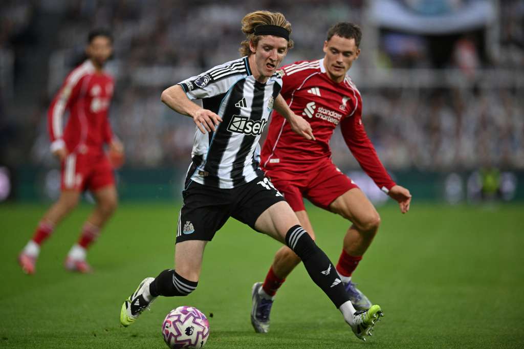 El centrocampista inglés del Newcastle United, #10 Anthony Gordon (C), disputa el balón con el centrocampista alemán del Liverpool, #07 Florian Wirtz (D), durante el partido de la Premier League inglesa entre Newcastle United y Liverpool en St James' Park en Newcastle-upon-Tyne, noreste de Inglaterra, el 25 de agosto de 2025.