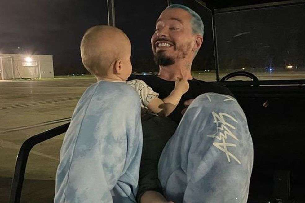 El paisa J Balvin grabó una curiosa pregunta que le hizo a su hijo Río de solo un año de edad. Así respondió.