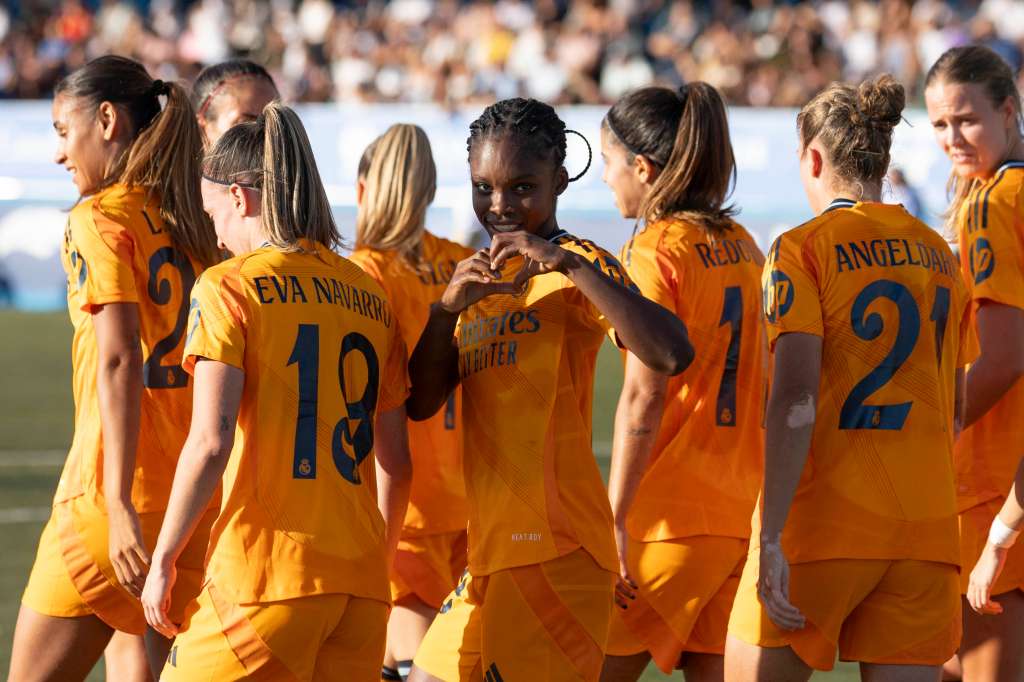 ADEJE (TENERIFE), 29/09/2024.- La delantera del Real Madrid Linda Caicedo (c) celebra con sus compañeras tras marcar el segundo gol ante el Costa Adeje Tenerife, durante el partido de la Liga F que Costa Adeje Tenerife y Real Madrid han disputado este domingo en Adeje (Tenerife). EFE/Miguel Barreto