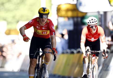 Abrahamsen ganó la etapa 11 en el Tour y Pogacar sufrió accidente cerca a la meta