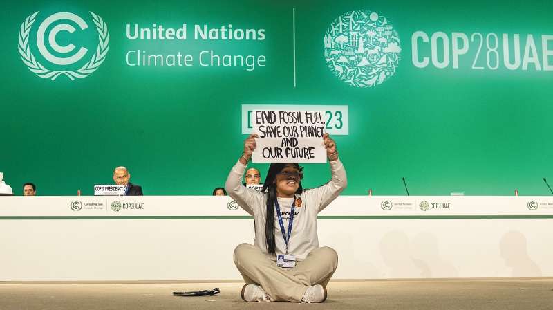 Protesta durante la COP28 en Dubai, Emiratos Árabes Unidos, en diciembre de 2023. EFE/EPA/MARTIN DIVISEK