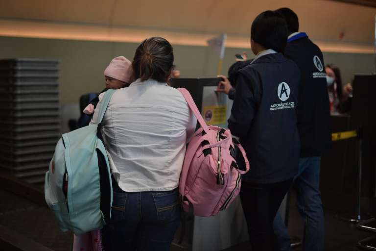 Mientras tanto, cientos de personas continúan a la espera de una respuesta o solución para que los reubiquen en otro vuelo, teniendo en cuenta que muchas de ellas viajaban por vacaciones y ya tenían todo pago.