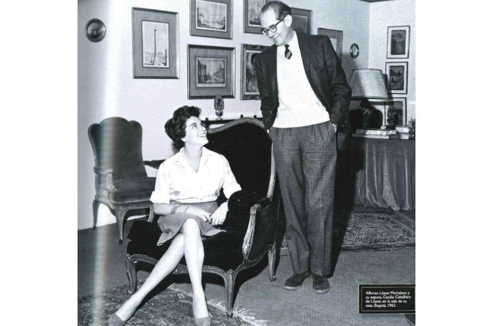 López Michelsen y su esposa, Cecilia Caballero, en la sala de su casa en Bogotá en 1962.