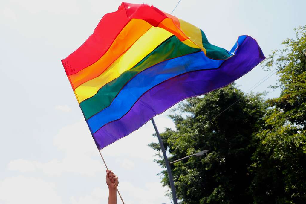 MEX1126. BOGOTÁ (COLOMBIA), 26/02/2025.- Fotografía de archivo del 15 de junio de 2024 de una persona sosteniendo una bandera durante una marcha Pride del orgullo LGBTI+, en Guadalajara (México). Migrantes LGTBI de Latinoamérica prefieren buscar refugio en la frontera sur de México tras el regreso de Donald Trump a la presidencia de Estados Unidos, donde además de restricciones migratorias ha implementado políticas que afectan los derechos de la diversidad sexual, según activistas. EFE/Francisco Guasco