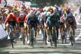 Girmay sigue brillando, vuelve y gana, pero Roglic la pasa mal