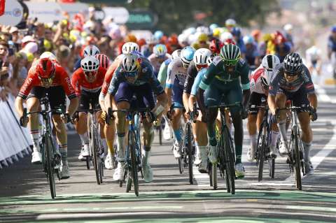 Girmay sigue brillando, vuelve y gana, pero Roglic la pasa mal