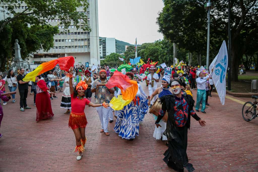 La inauguración del evento, recorrió 50 metros y seis estaciones performativas que mostraron la diversidad escénica local.