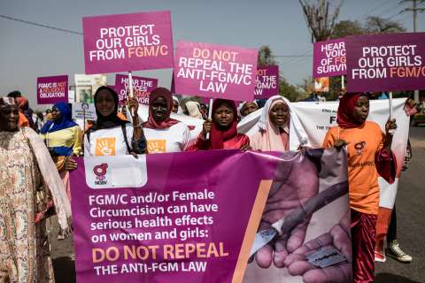 Muere bebé de un mes por mutilación genital femenina en Gambia