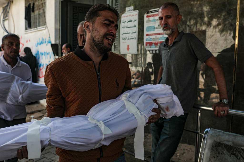 GAZA CITY (---), 29/10/2025.- Mahmoud Shakshak, 36, carries the body of one of his two children Fady, 5, and Sara, 8, at Al Shatea refugee camp in Gaza City, 29 October 2025. Fady and Sarah Mahmoud Shakshak were killed in an Israeli air strike in Al Shatea refugee camp in Gaza. According to the Palestinian Ministry of Health in Gaza, at least 110 Palestinians were killed and many others wounded in Israeli air strikes on the Gaza Strip. EFE/EPA/MOHAMMED SABER