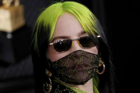 Billie Eilish pasea sola en centro comercial en video de “Therefore I Am”